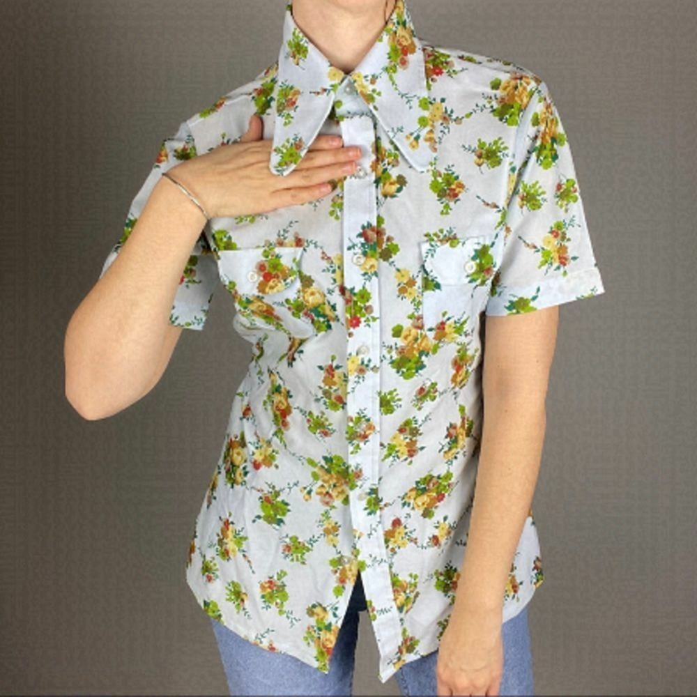 VINTAGE 70s dagger collar button down light blue shirt with belt.